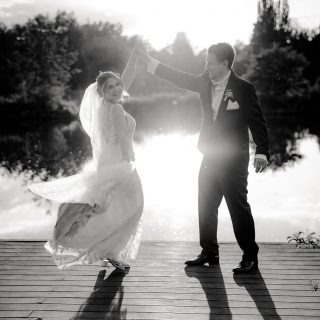 Wenn Licht und Liebe aufeinandertreffen 🤍
Ganz viel davon gab’s im @hotelfreihof in Prichsenstadt! Absolute Traum-Location!

Das war schon das dritte Shooting mit diesen beiden.
Danke für euer Vertrauen über so viele Momente hinweg.
Es ist etwas Besonderes, wenn man gemeinsam eine Geschichte weiterschreibt und nicht nur ein paar Bilder macht.

#hochzeitsfotografinfranken #hochzeitsfotografinbayern #hochzeitsfotografinnuernberg
#hochzeitsfotografinfürth #hochzeitsfotografwürzburg #frankenheiratet #heirateninfranken
#freihofprichsenstadt #brautpaarshooting #hochzeitsplanung #verlobt2026
#authentischheiraten #reportagefotografie #schwarzweißfotografie #unposedwedding
#lichtundmoment #weddingphotographergermany #hochzeitsfotografie #fineartweddingphotography