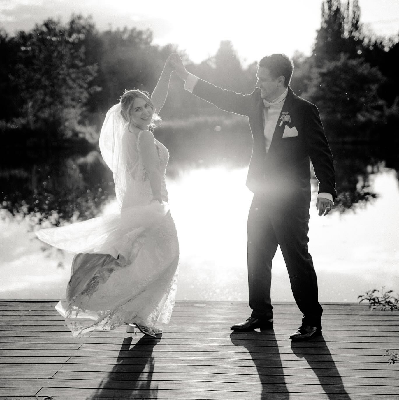 Wenn Licht und Liebe aufeinandertreffen 🤍
Ganz viel davon gab’s im @hotelfreihof in Prichsenstadt! Absolute Traum-Location!

Das war schon das dritte Shooting mit diesen beiden.
Danke für euer Vertrauen über so viele Momente hinweg.
Es ist etwas Besonderes, wenn man gemeinsam eine Geschichte weiterschreibt und nicht nur ein paar Bilder macht.

#hochzeitsfotografinfranken #hochzeitsfotografinbayern #hochzeitsfotografinnuernberg
#hochzeitsfotografinfürth #hochzeitsfotografwürzburg #frankenheiratet #heirateninfranken
#freihofprichsenstadt #brautpaarshooting #hochzeitsplanung #verlobt2026
#authentischheiraten #reportagefotografie #schwarzweißfotografie #unposedwedding
#lichtundmoment #weddingphotographergermany #hochzeitsfotografie #fineartweddingphotography