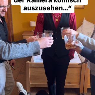 Viele denken vor dem Shooting, dass sie Angst haben, auf Fotos komisch auszusehen 😄
Und dann bin da ich als eure Fotografin …

Meanwhile ich beim Fotografieren:
liege auf dem Boden zwischen Anzugschuhen und Sektgläsern für den perfekten Winkel.

Ihr müsst wirklich nichts können.
Keine Posen auswendig lernen, keine Ahnung von Kameras haben und euch auch nicht „fotogen“ fühlen.
Das Einzige, was ihr machen müsst:
miteinander einen guten Moment haben.