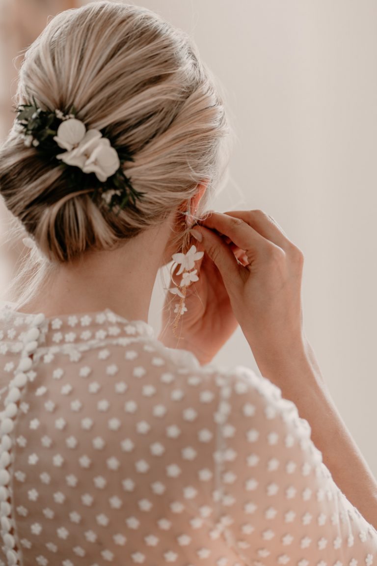 Hochzeitsfotografie in Nürnberg – Braut legt Schmuck an, während sie sich auf ihren großen Tag vorbereitet