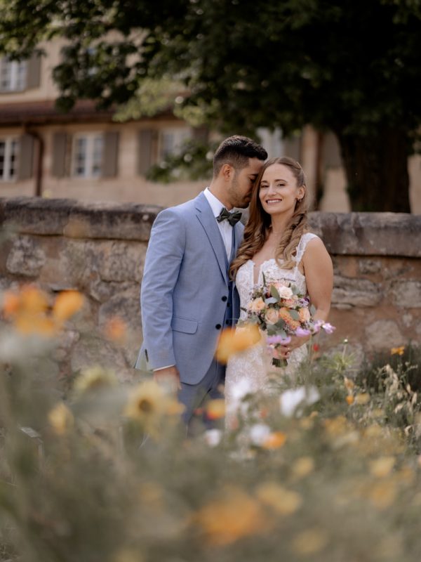 Brautpaar beim Hochzeitsshooting im bunten Garten der Cadolzburg
